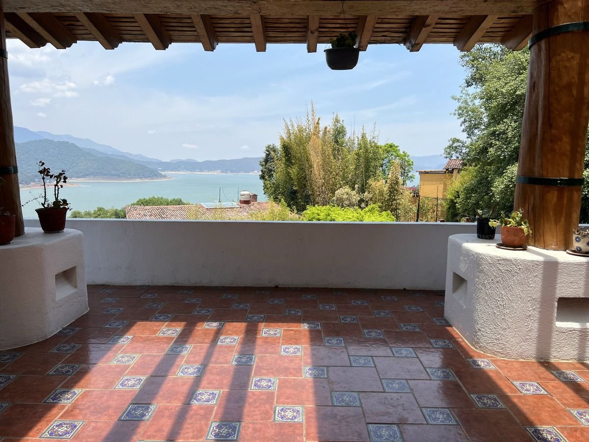 Casa en venta — Santa María Ahuacatlán, Valle de Bravo